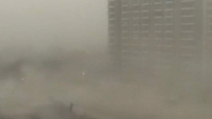 ದಿಲ್ಲಿಯಲ್ಲಿ ಭಾರೀ ಧೂಳಿನ ಬಿರುಗಾಳಿ, ಮಳೆ: ವಿಮಾನ ಹಾರಾಟ ಸ್ಥಗಿತ, ಬುಡಮೇಲಾದ ಮರಗಳು